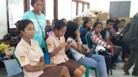 Para pelajar dan anak muda yang tergolong pemilih pemula sedang mengurus perekaman E-KTP di Kantor Dinas Kependudukan dan Catatan Sipil Kabupaten Sikka, Jumat (22/3)
