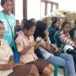 Para pelajar dan anak muda yang tergolong pemilih pemula sedang mengurus perekaman E-KTP di Kantor Dinas Kependudukan dan Catatan Sipil Kabupaten Sikka, Jumat (22/3)