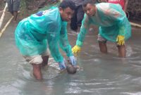 Tim Identifikasi Polres Sikka menevakuasi bayi malang yang ditemukan meninggal di Sungai Ekalter, Sabtu (23/3)