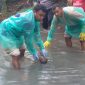Tim Identifikasi Polres Sikka menevakuasi bayi malang yang ditemukan meninggal di Sungai Ekalter, Sabtu (23/3)