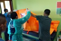 Bayi malang yang ditemukan tidka bernyawa sedang dalam pemeriksaan kesehatan di Puskesmas Tanarawa Kecamatan Waiblama, Sabtu (23/3)