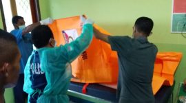 Bayi malang yang ditemukan tidka bernyawa sedang dalam pemeriksaan kesehatan di Puskesmas Tanarawa Kecamatan Waiblama, Sabtu (23/3)