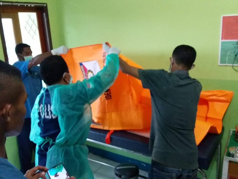 Bayi malang yang ditemukan tidka bernyawa sedang dalam pemeriksaan kesehatan di Puskesmas Tanarawa Kecamatan Waiblama, Sabtu (23/3)