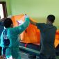 Bayi malang yang ditemukan tidka bernyawa sedang dalam pemeriksaan kesehatan di Puskesmas Tanarawa Kecamatan Waiblama, Sabtu (23/3)