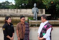 Menkominfo Rudiantara bersama anggota Komisi I DPR RI Andreas Hugo Pareira berada di Taman Renungan Pancasila Kota Ende, Senin (25/3)