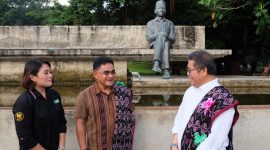 Menkominfo Rudiantara bersama anggota Komisi I DPR RI Andreas Hugo Pareira berada di Taman Renungan Pancasila Kota Ende, Senin (25/3)
