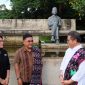 Menkominfo Rudiantara bersama anggota Komisi I DPR RI Andreas Hugo Pareira berada di Taman Renungan Pancasila Kota Ende, Senin (25/3)