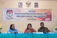 Pelaksana Harian Ketua KPU Sikka Elsy Puspasari Kusuma Putri memimpin rapat rapat pleno rekapitulasi Daftar Pemilih Tetap Hasil Perbaikan Kedua (DPTHP-2), Kamis (28/3)