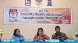 Pelaksana Harian Ketua KPU Sikka Elsy Puspasari Kusuma Putri memimpin rapat rapat pleno rekapitulasi Daftar Pemilih Tetap Hasil Perbaikan Kedua (DPTHP-2), Kamis (28/3)