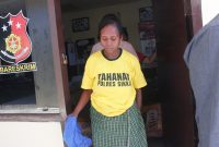 Tersangka pelaku pembuang bayi keluar dari Ruang Unit PPA Polres Sikka, Selasa (26/3)