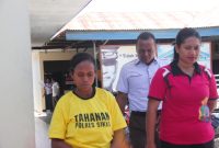 Ibu kandung yang membuang bayi sedang dikawal penyidik Polres Sikka, Selasa (26/3)