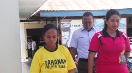 Ibu kandung yang membuang bayi sedang dikawal penyidik Polres Sikka, Selasa (26/3)