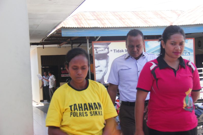Ibu kandung yang membuang bayi sedang dikawal penyidik Polres Sikka, Selasa (26/3)