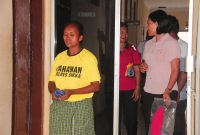 RR, tersangka pelaku pembuang bayi kandung sedang berada di Mapolres Sikka