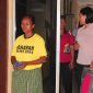 RR, tersangka pelaku pembuang bayi kandung sedang berada di Mapolres Sikka