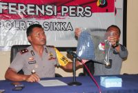 Wakapolres Sikka Kompol Iwan Iswahyudi memperlihatkan barang bukti   kasus yang melibatkan RR, ibu kandung yang membuang bayinya ke sungai, Selasa (26/3)