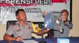 Wakapolres Sikka Kompol Iwan Iswahyudi memperlihatkan barang bukti   kasus yang melibatkan RR, ibu kandung yang membuang bayinya ke sungai, Selasa (26/3)