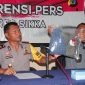 Wakapolres Sikka Kompol Iwan Iswahyudi memperlihatkan barang bukti   kasus yang melibatkan RR, ibu kandung yang membuang bayinya ke sungai, Selasa (26/3)
