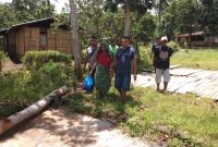 RR, pelaku pembuang bayi di Sungai Enakter Kecamatan Waibalama Kabupaten Sikka digiring polisi ke Mapolres Sikka, Senin (25/3)