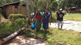 RR, pelaku pembuang bayi di Sungai Enakter Kecamatan Waibalama Kabupaten Sikka digiring polisi ke Mapolres Sikka, Senin (25/3)