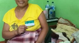 Yohana Vascalina menunjukkan kartu KIS yang dirasakan sangat bermanfaat dan membantunya dalam urusan biaya persalinan dan penyakit lainnya