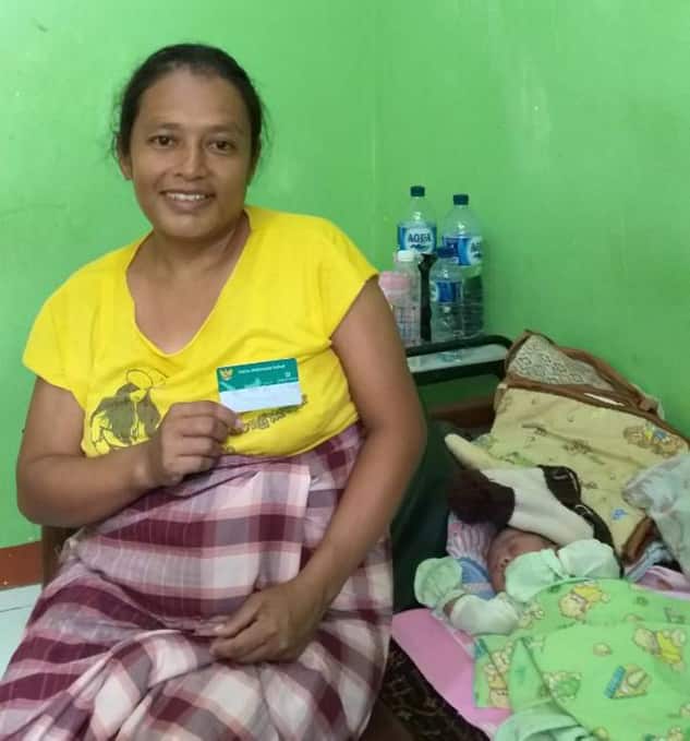 Yohana Vascalina menunjukkan kartu KIS yang dirasakan sangat bermanfaat dan membantunya dalam urusan biaya persalinan dan penyakit lainnya