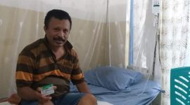 Albertus Conradus menunjuk bangga kartu KIS yang telah membantu biaya pengobatan penyakit tifus yang dialaminya