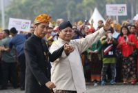 Capres nomor urut 1 Joko Widodo dan nomor urut 2 Prabowo Subianto berjalan bersama pada Deklarasi Kampanye Damai dan Berintegritas di Kawasan Monas, Jakarta, Minggu (23/9/18)