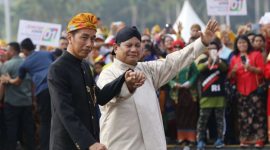Capres nomor urut 1 Joko Widodo dan nomor urut 2 Prabowo Subianto berjalan bersama pada Deklarasi Kampanye Damai dan Berintegritas di Kawasan Monas, Jakarta, Minggu (23/9/18)