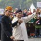 Capres nomor urut 1 Joko Widodo dan nomor urut 2 Prabowo Subianto berjalan bersama pada Deklarasi Kampanye Damai dan Berintegritas di Kawasan Monas, Jakarta, Minggu (23/9/18)