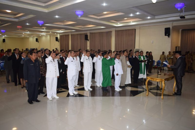 Bupati Sikka Fransiskus Roberto Diogo melantik 74 pejabat eselon 3 dalam lingkup Pemkab Sikka, Senin (4/3) di Aula Sikka Comvention Center (SCC)