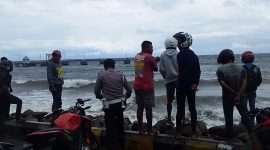 Sejumlah warga menyaksikan gelombang laut di pantai Pelabuhan Feri Kewapante yang menelan dua orang korban, Kamis (7/3)