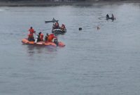 Tim SAR Gabungan sedang menyisir pantai untuk mencari korban yang tenggelam di Pelabuhan Feri Maumere, Jumat (8/3)