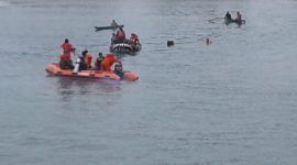Tim SAR Gabungan sedang menyisir pantai untuk mencari korban yang tenggelam di Pelabuhan Feri Maumere, Jumat (8/3)