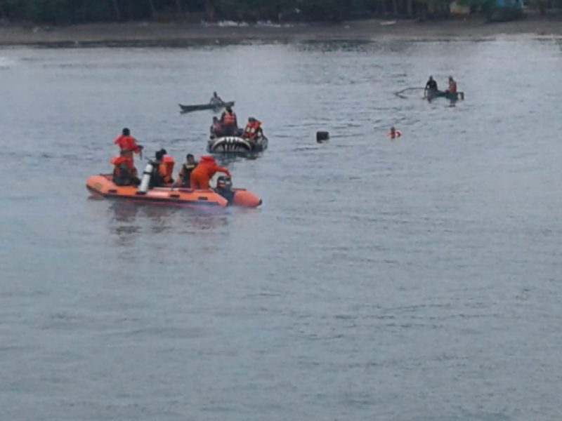 Tim SAR Gabungan sedang menyisir pantai untuk mencari korban yang tenggelam di Pelabuhan Feri Maumere, Jumat (8/3)