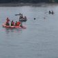 Tim SAR Gabungan sedang menyisir pantai untuk mencari korban yang tenggelam di Pelabuhan Feri Maumere, Jumat (8/3)