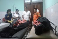 Kasubsie Operasi Kantor Basarnas Maumere Asran Ansari Arsad didampingi Kapolres Sikka berada di ruang mayat RSUD TC Hillers Maumere, Jumat (8/3), untuk mengikuti pemeriksaan jenazah korban tenggelam