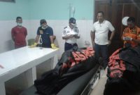 Jenazah korban tenggelam sedang berada di ruang mayat RSUD TC Hillers Maumere, Jumat (8/3), disaksikan Kasubsie Operasi Kantor Basarnas Maumere Asran Ansari Arsad dan Kapolres Sikka