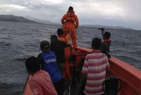 Tim Basarnas Maumere melakukan pencarian nelayan yang dikabarkan hilang pada Minggu (10/3) siang