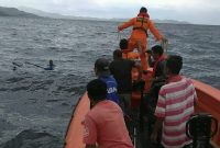 Nelayan yang tenggelam tampak terombang-ambing di tengah perairan Nangahure Kabupaten Sikka, Minggu (10/3)