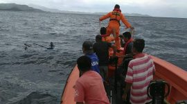 Nelayan yang tenggelam tampak terombang-ambing di tengah perairan Nangahure Kabupaten Sikka, Minggu (10/3)