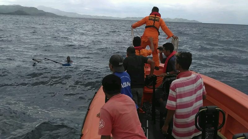 Nelayan yang tenggelam tampak terombang-ambing di tengah perairan Nangahure Kabupaten Sikka, Minggu (10/3)
