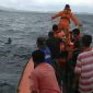 Nelayan yang tenggelam tampak terombang-ambing di tengah perairan Nangahure Kabupaten Sikka, Minggu (10/3)
