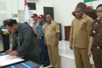 Ketua Pengadilan Negeri maumere sedang menandatangani Zona Integritas menuju Wilayah Bebas Korupsi (WBK) dan Wilayah Birokrasi bersih dan Melayani (WBBM) di Ruang Garuda, Selasa (5/3)