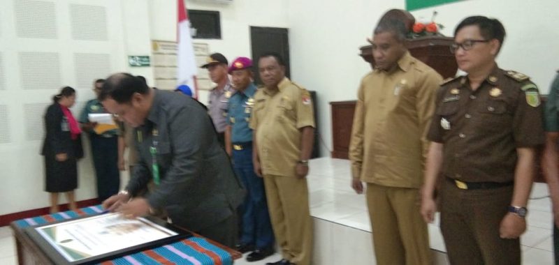 Ketua Pengadilan Negeri maumere sedang menandatangani Zona Integritas menuju Wilayah Bebas Korupsi (WBK) dan Wilayah Birokrasi bersih dan Melayani (WBBM) di Ruang Garuda, Selasa (5/3)