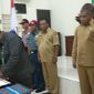 Ketua Pengadilan Negeri maumere sedang menandatangani Zona Integritas menuju Wilayah Bebas Korupsi (WBK) dan Wilayah Birokrasi bersih dan Melayani (WBBM) di Ruang Garuda, Selasa (5/3)