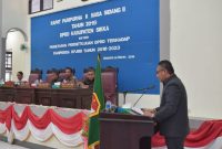 Bupati Sikka Fransiskus Roberto Diogo memberikan sambutan pada paripurna penetapan RPJMD Sikka Tahun 2018-2023, Rabu (6/3)