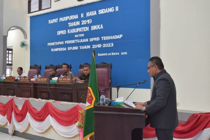 Bupati Sikka Fransiskus Roberto Diogo memberikan sambutan pada paripurna penetapan RPJMD Sikka Tahun 2018-2023, Rabu (6/3)
