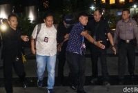 Ketua Umum PPP Romahurmuzy yang mengenakan topi, tampak merunduk ketika tiba di Gedung KPK