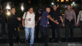 Ketua Umum PPP Romahurmuzy yang mengenakan topi, tampak merunduk ketika tiba di Gedung KPK